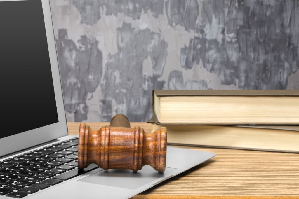 Informática oposiciones Justicia: temario, tests y cómo preparar